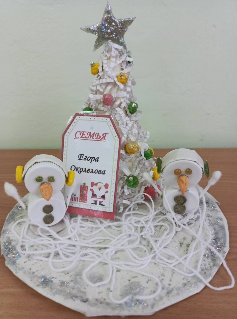 Снеговики у елки
