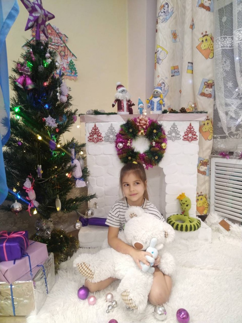 У камина