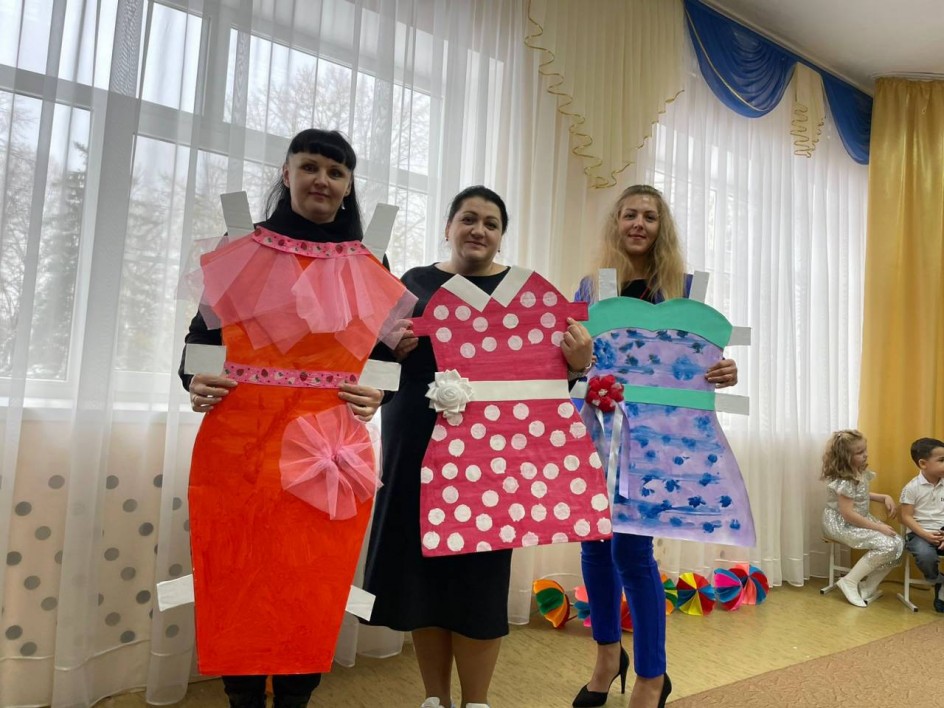 Платья из картона для мам к международному женскому дню