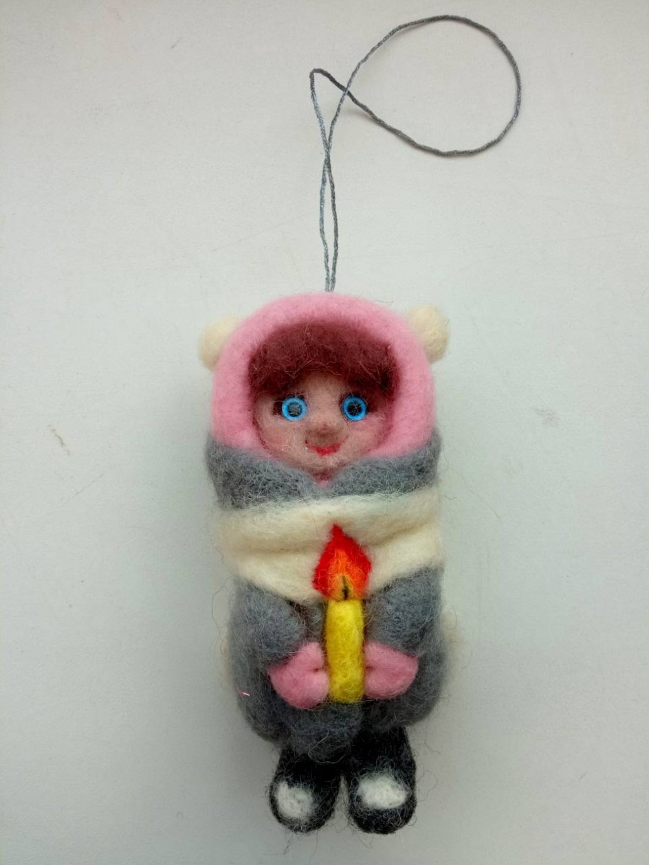 Елочная игрушка "Малышка со свечой"