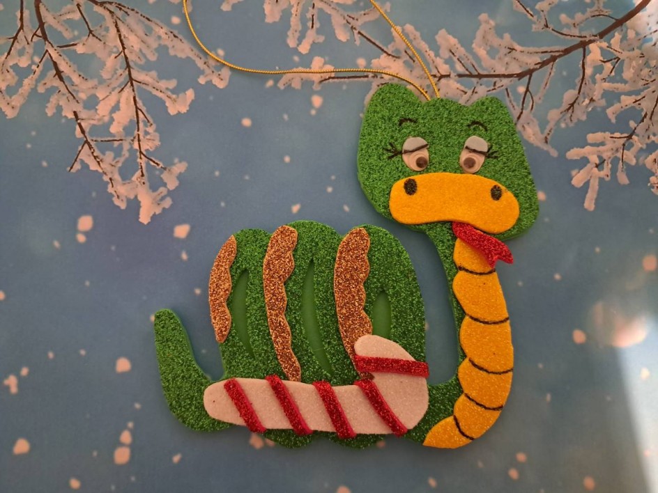 Змея с конфеткой
