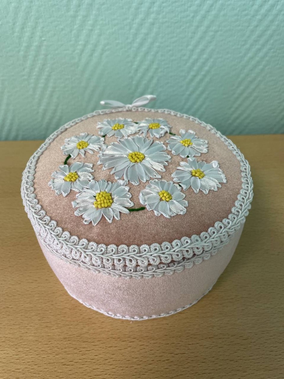 Вышитая шкатулка