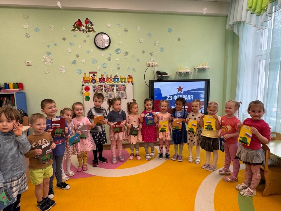 "Защитников Родины славим"