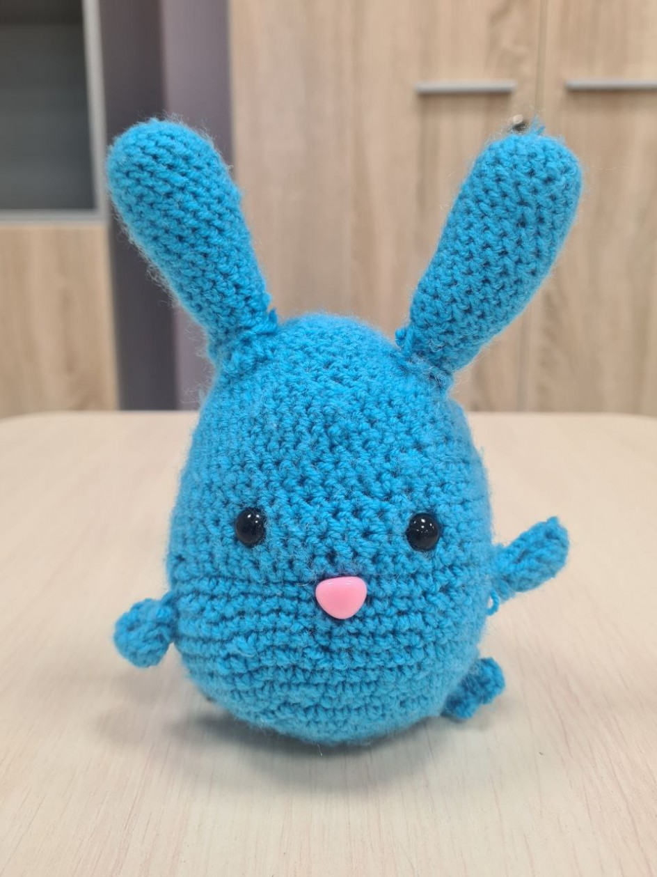 Вязаная игрушка "Зайка"