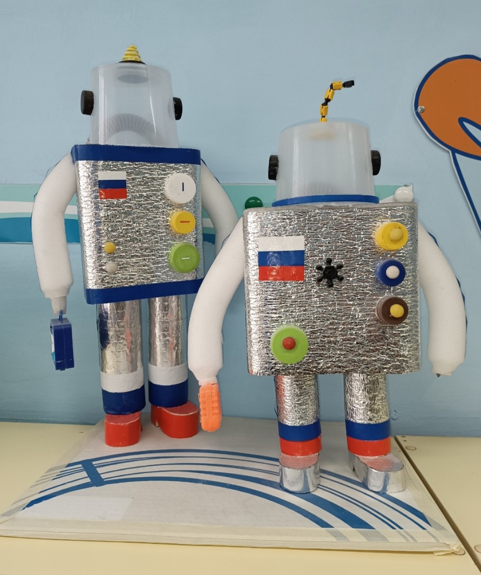 Космонавты