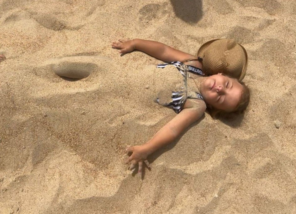 Закопанная на берегу!