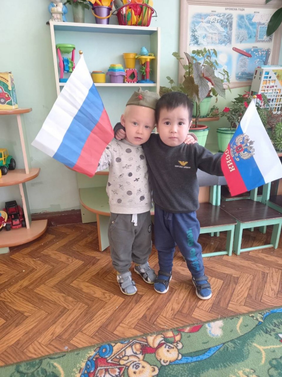 "Гордо реет флаг России"