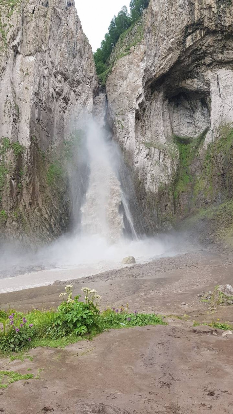 Величественный водопад