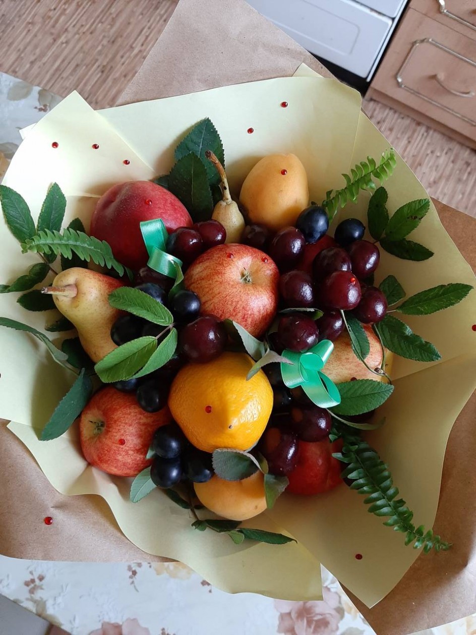 Букет из фруктов и ягод