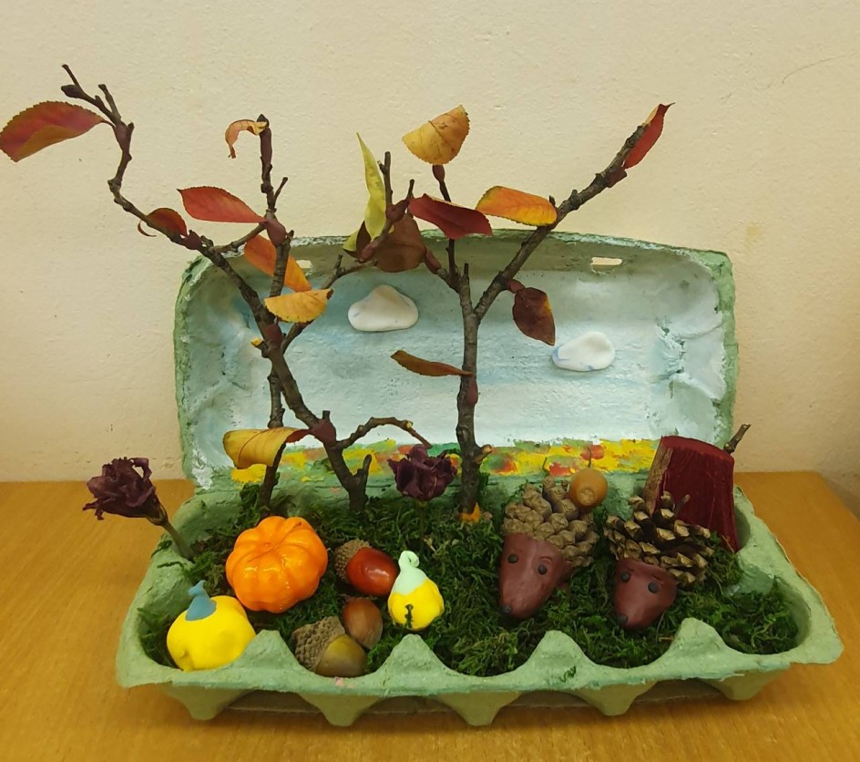 Ежиная семейка в осеннем лесу