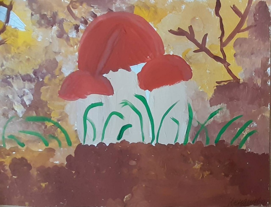 На пригорке у дорожки гриб стоит на толстой ножке