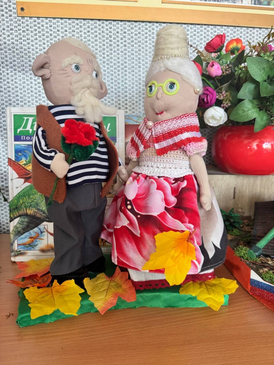 Бабушка рядышком с дедушкой