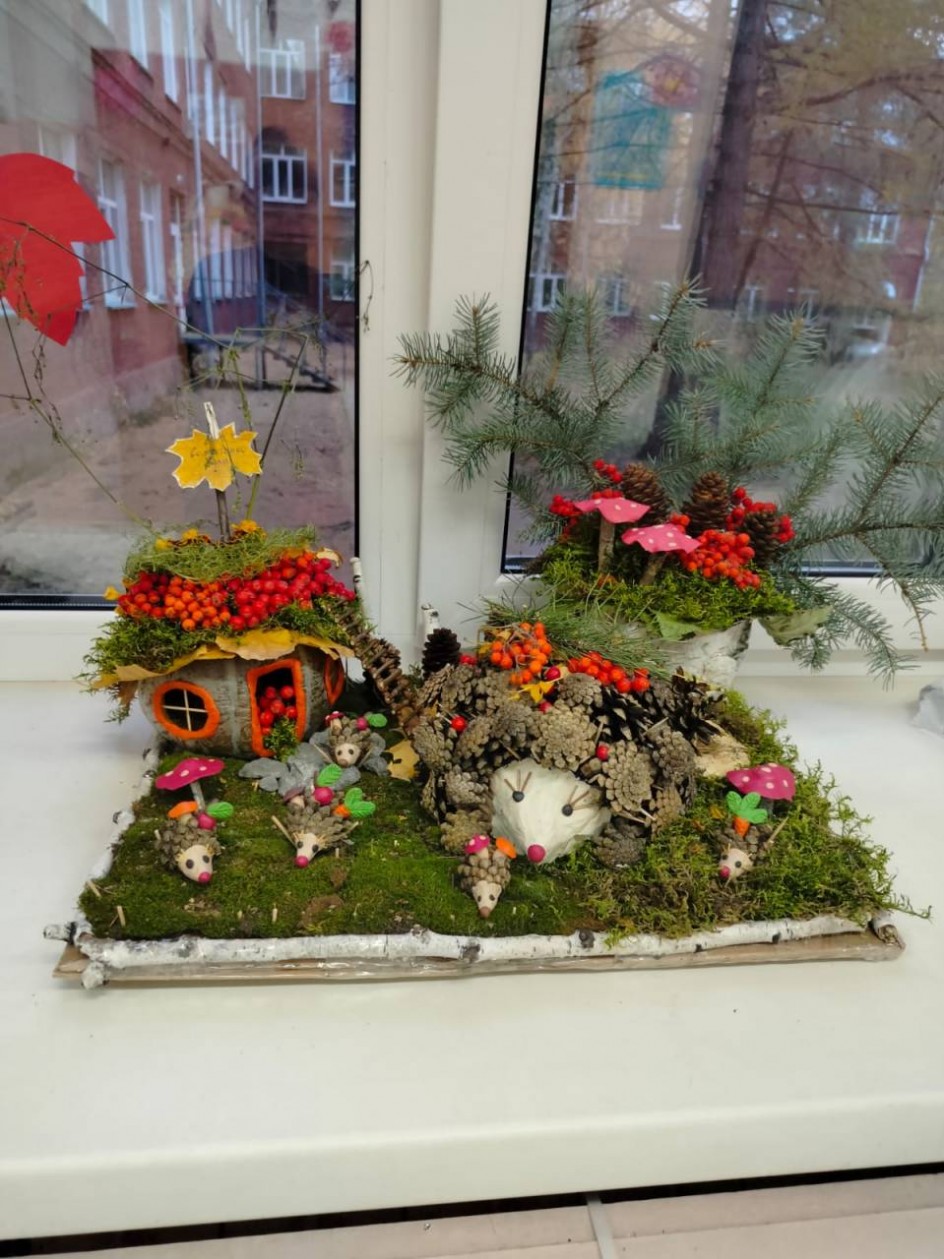 Семья ёжиков на осенней прогулке