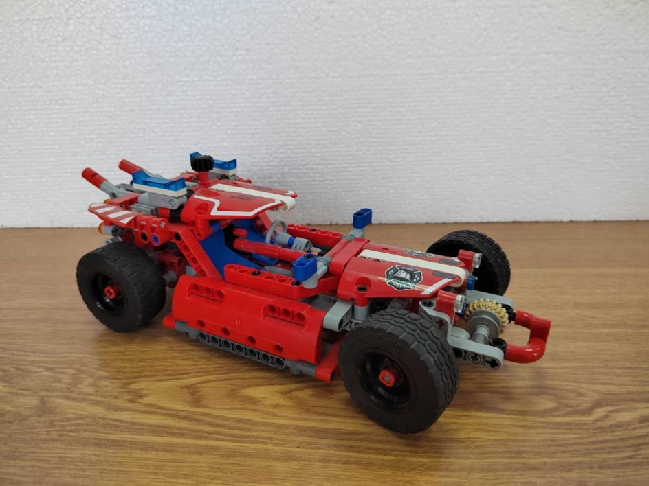 Гоночный автомобиль