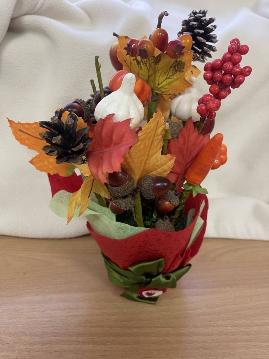 Осень золотая подарки принесла