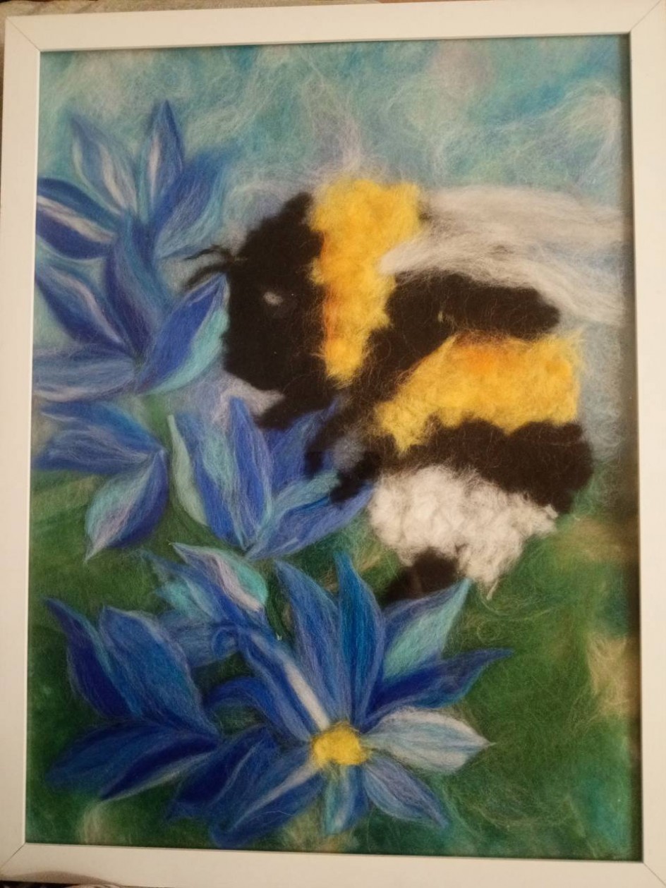 Шмель на лугу