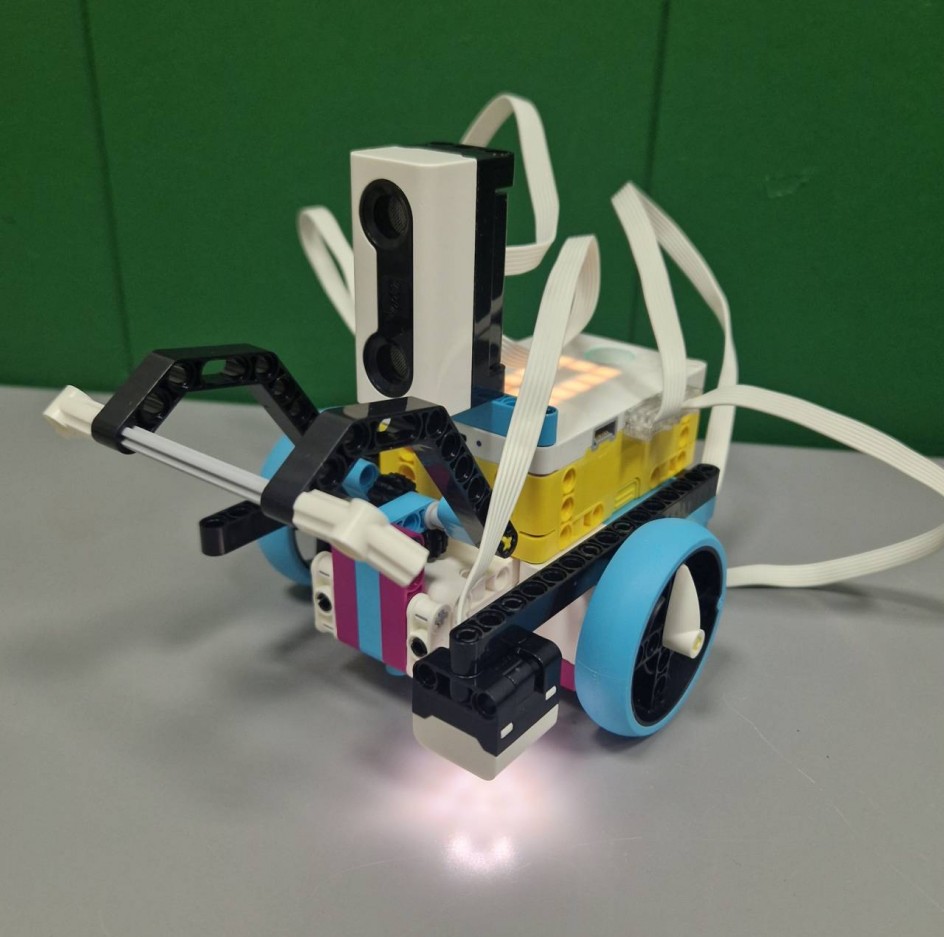 Робот из "Lego Spike Prime"