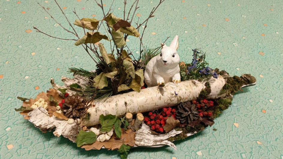 Зайка в осеннем лесу