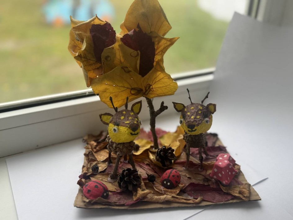 Оленята в осеннем лесу