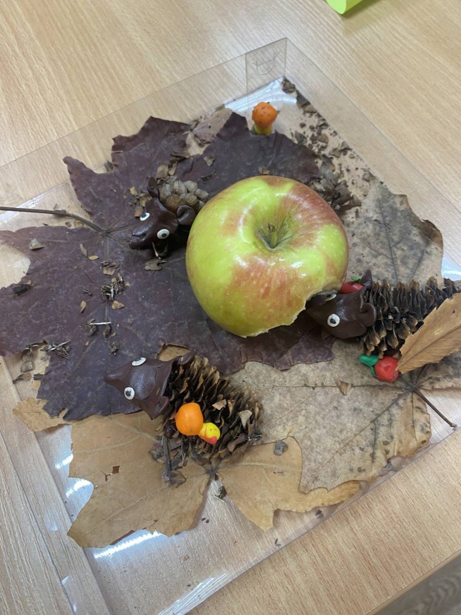 Ёжики и осенние дары