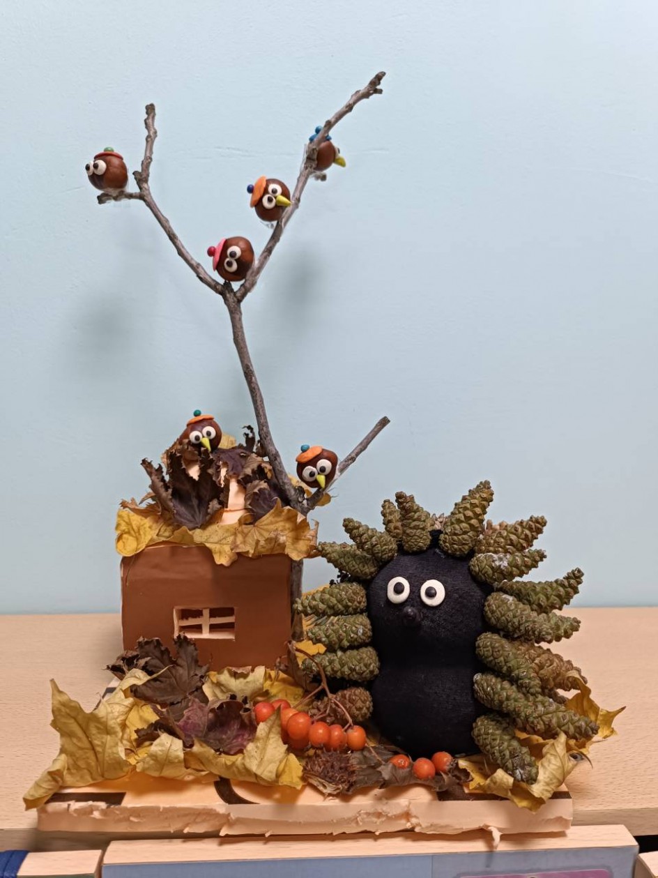 В осеннем лесу у ёжика