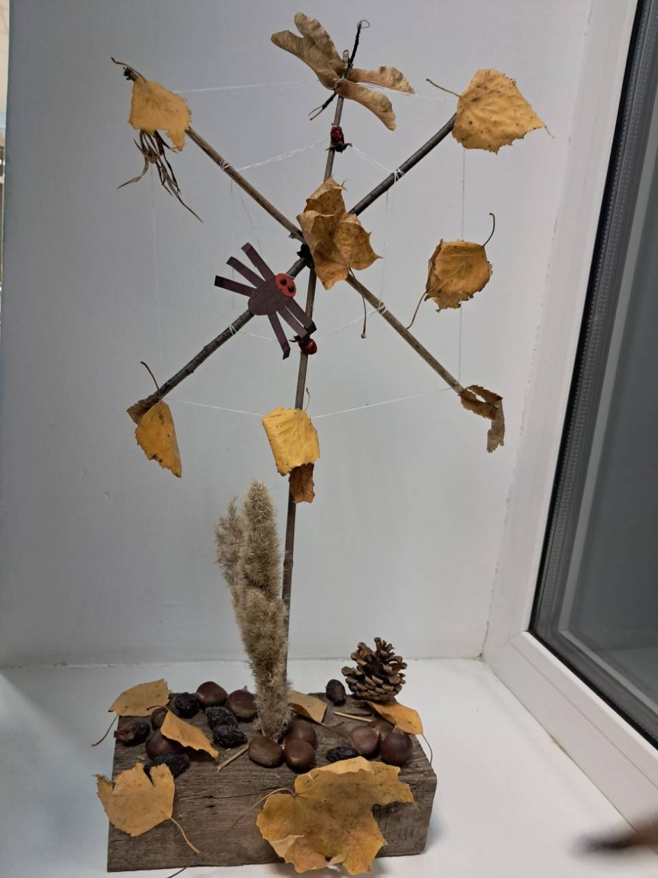 Забавный паучок со стрекозой