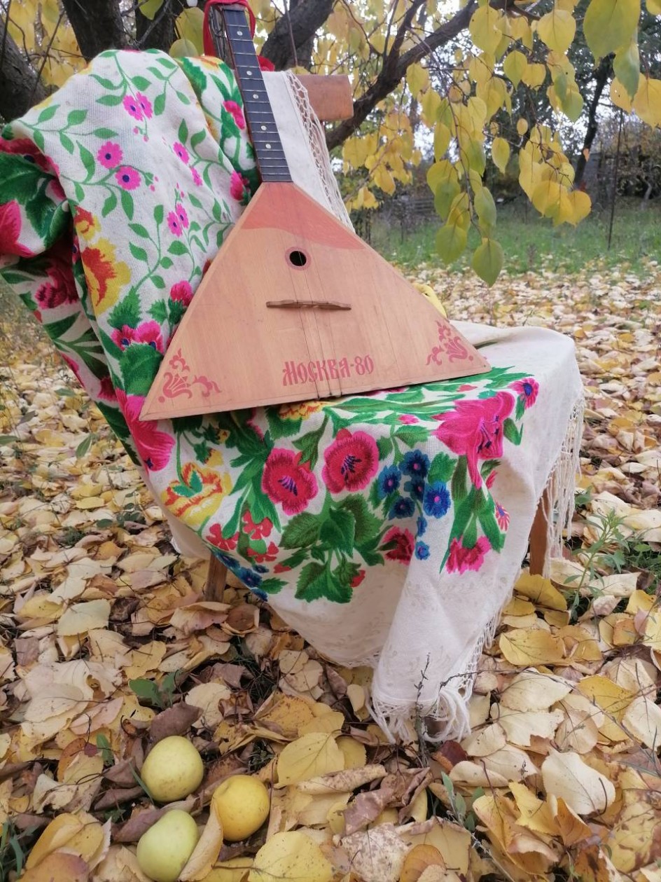 Возьму я в руки балалайку , закружат листья хоровод...