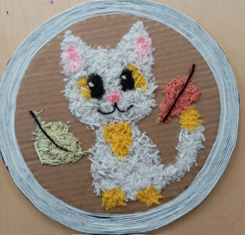 Котёнок с осенними листьями