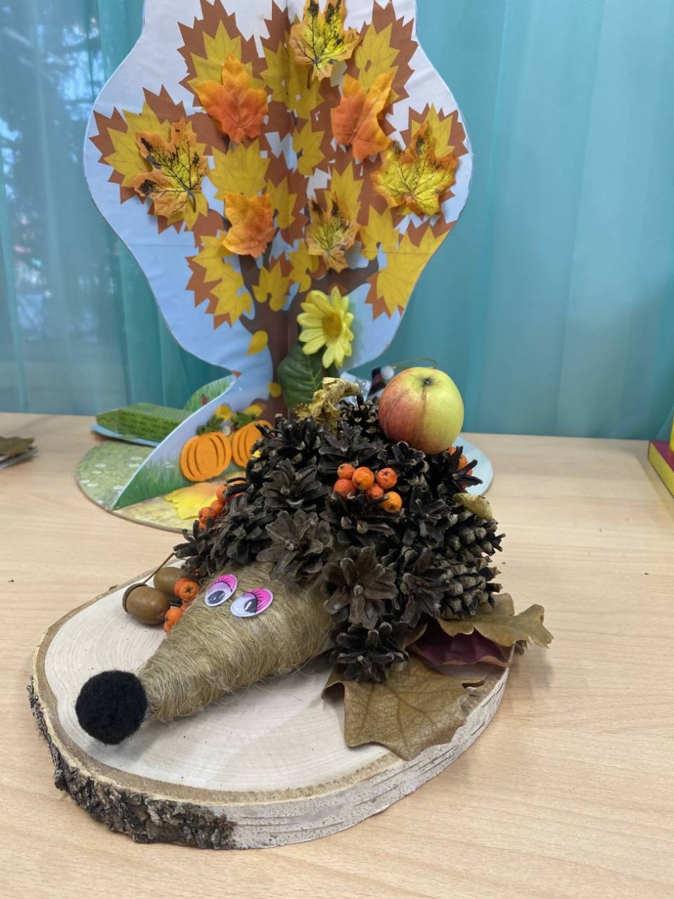 Ёжик с яблоком