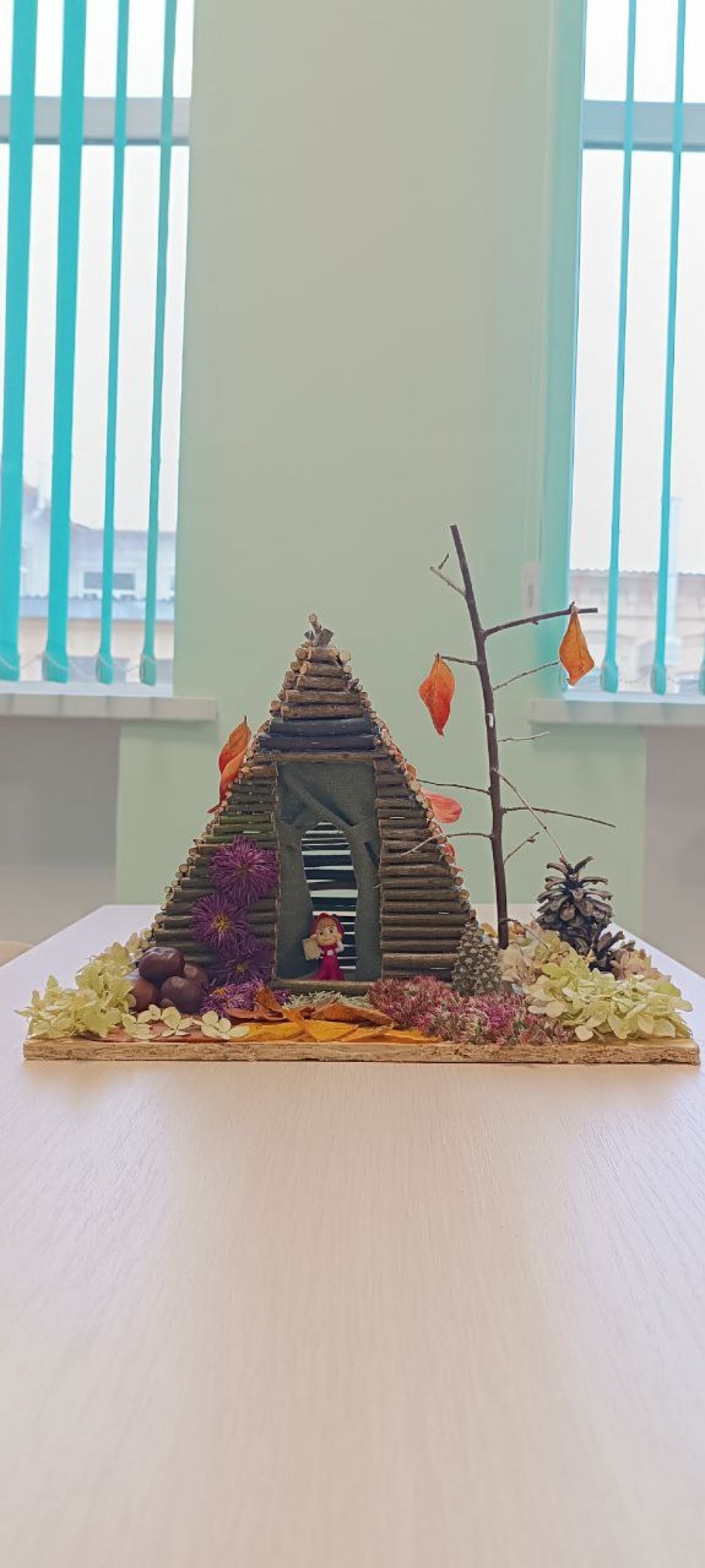 "Маша в осеннем домике"