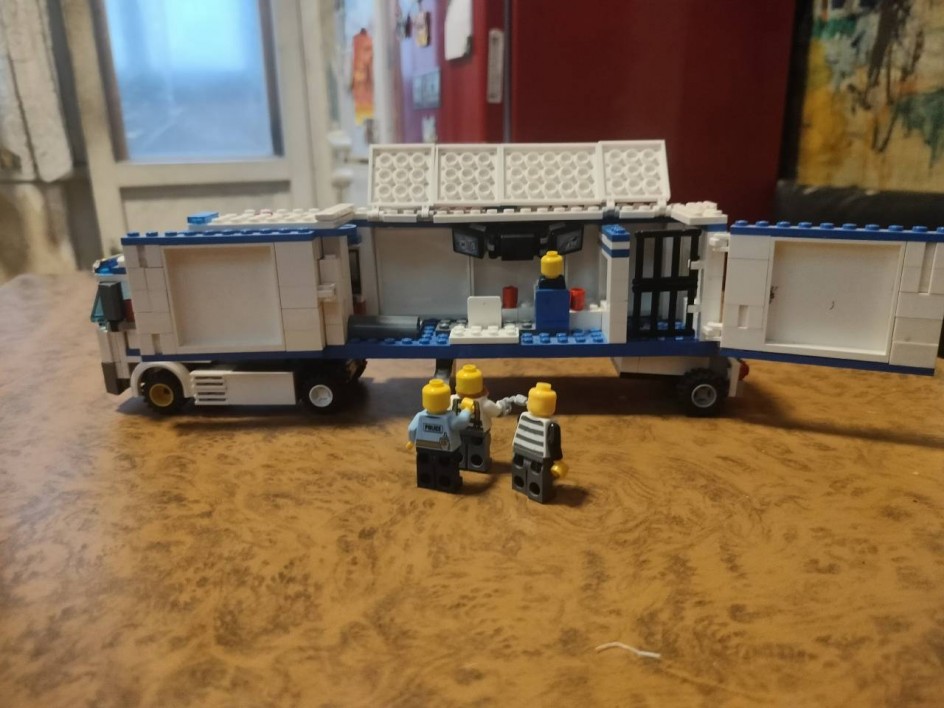 Фура с полицейскими