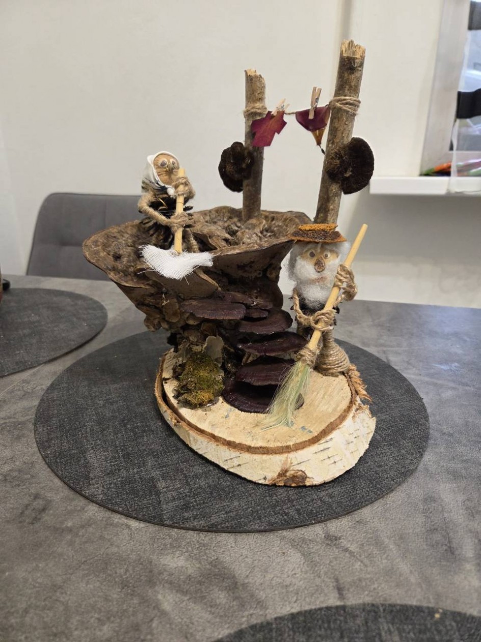 Бабушка рядышком с дедушкой