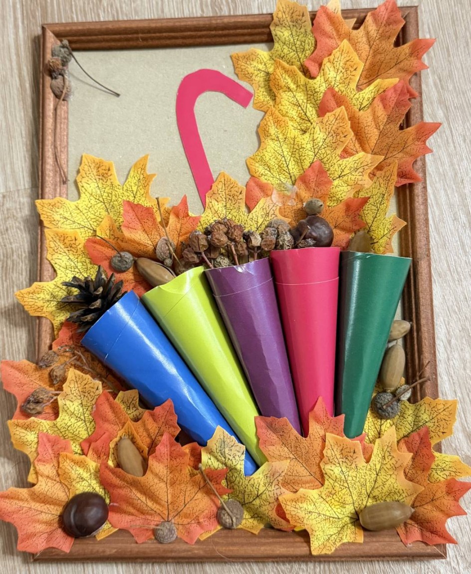 Осенний зонтик в листьях