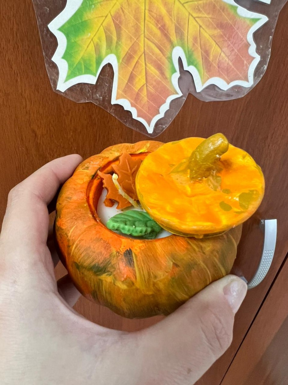 Свеча из воска в горшочке из гипсовой пасты