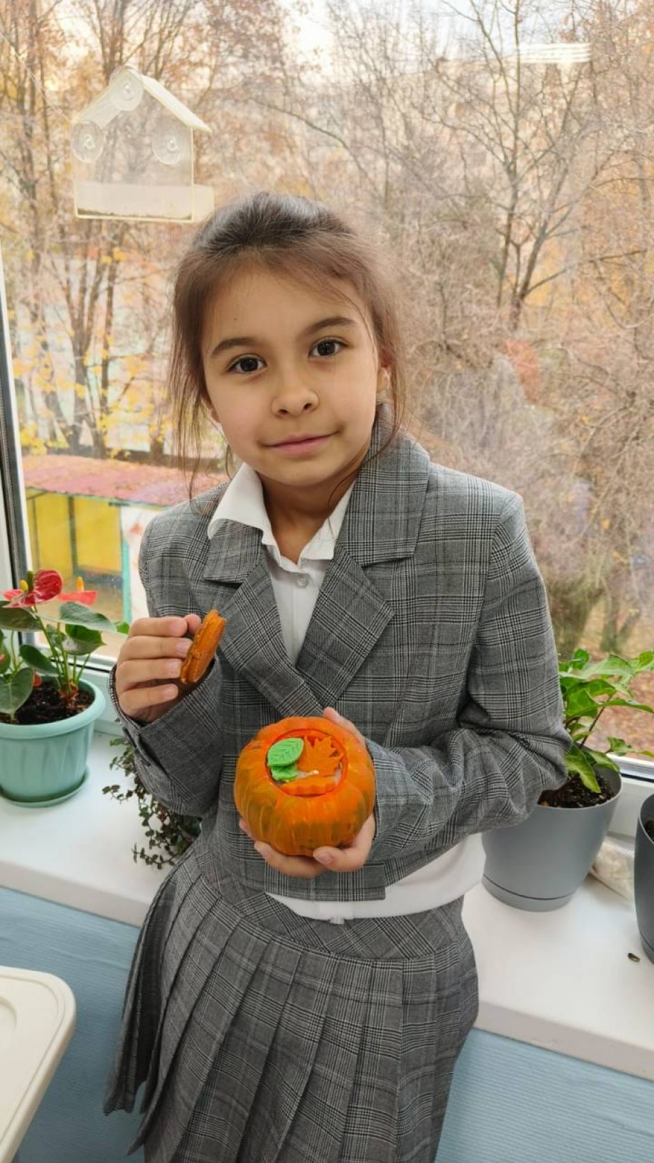 Свеча из воска в горшочке из гипсовой пасты