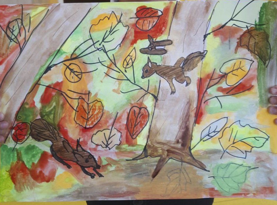 Семья белок в осеннем лесу