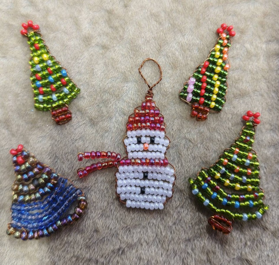 Снеговик в новогоднем лесу!