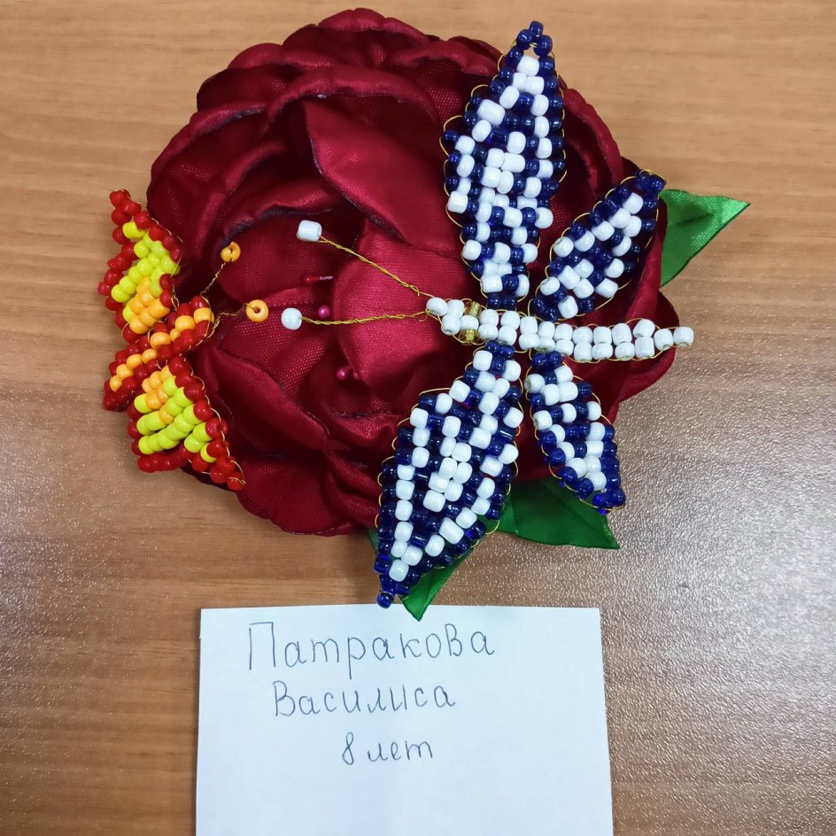 Цветок и бабочки