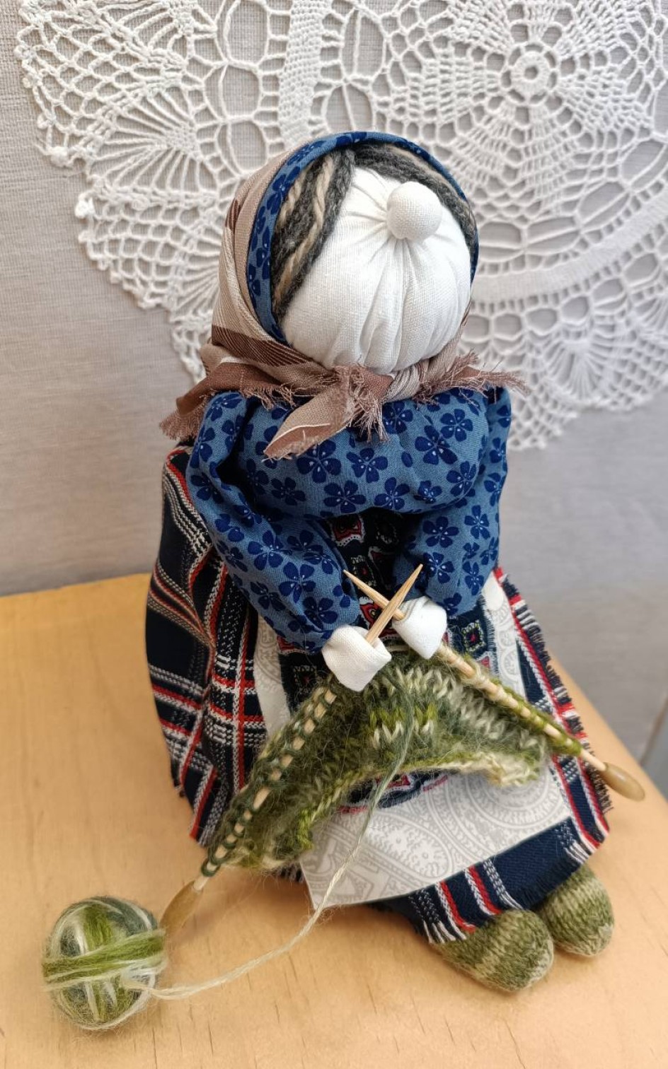 Бабушка  со спицами