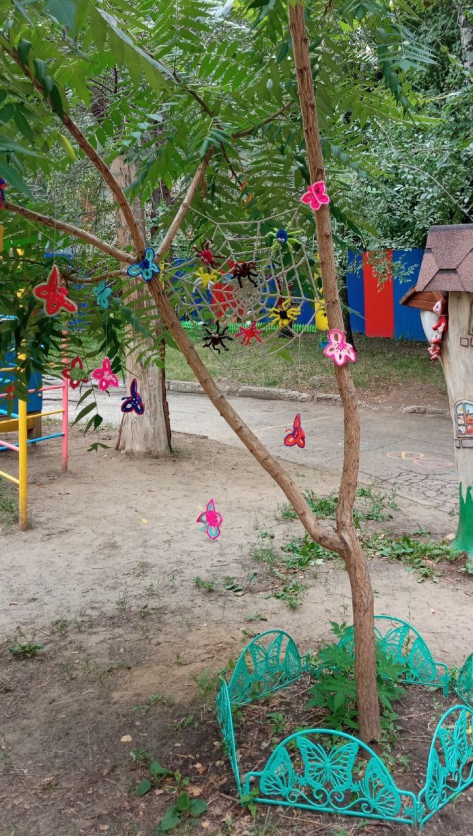 Весёлые бабочки и паучки на дереве