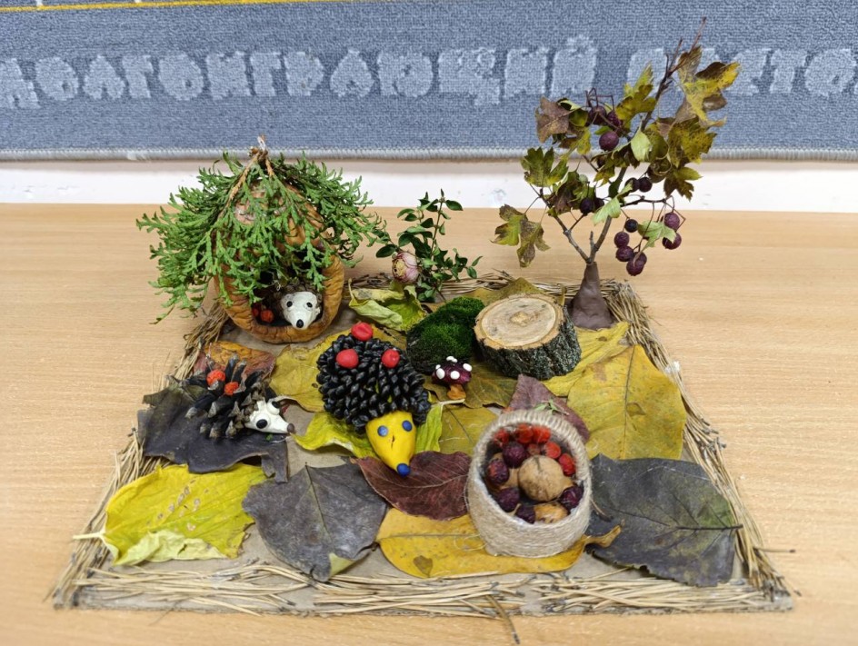 Ёжик делает запасы.