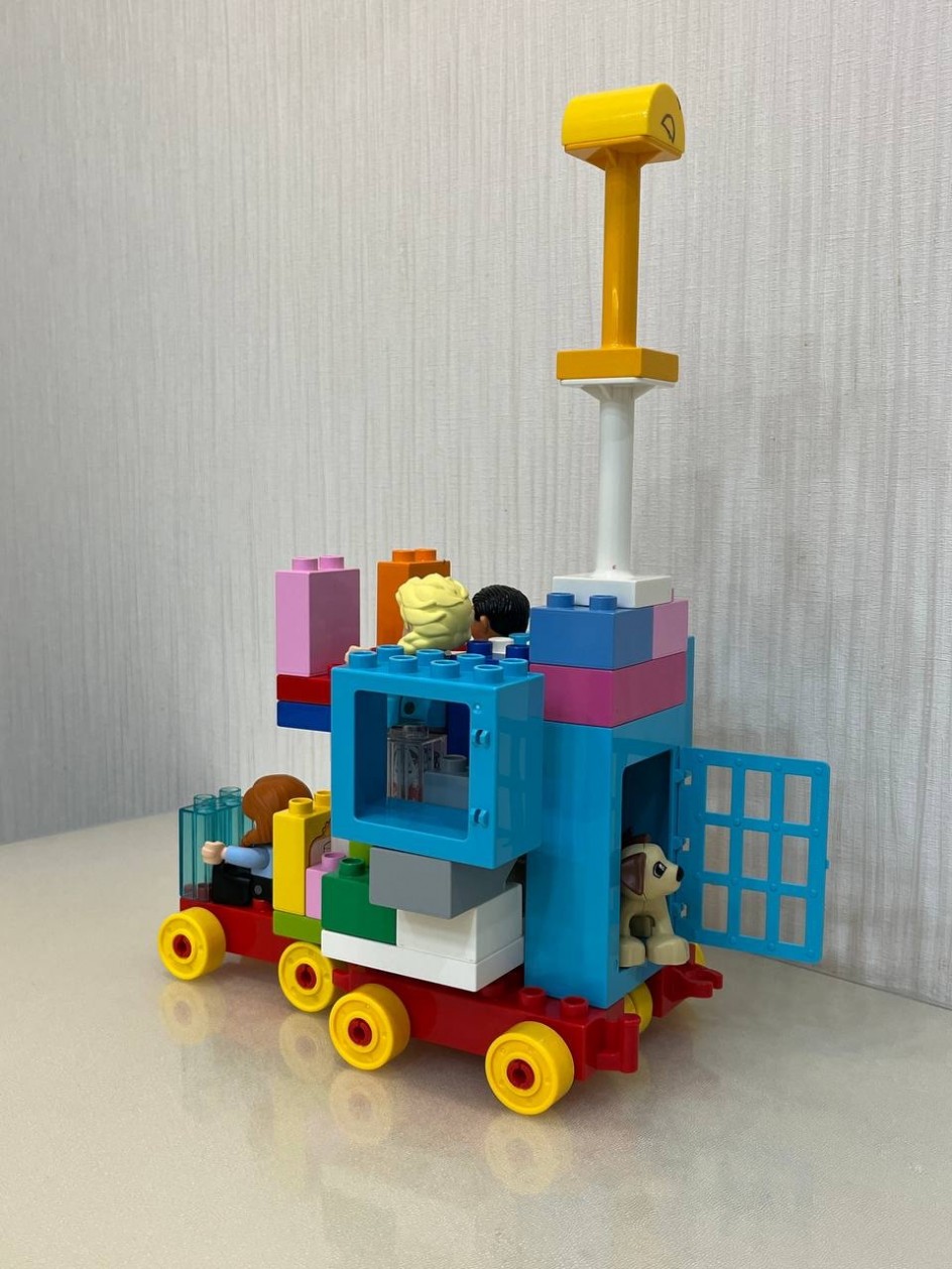 Электромобиль с клеткой для перевозки животных.