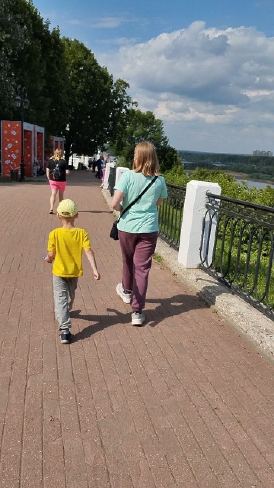 Прогулка по набережной города Кирова