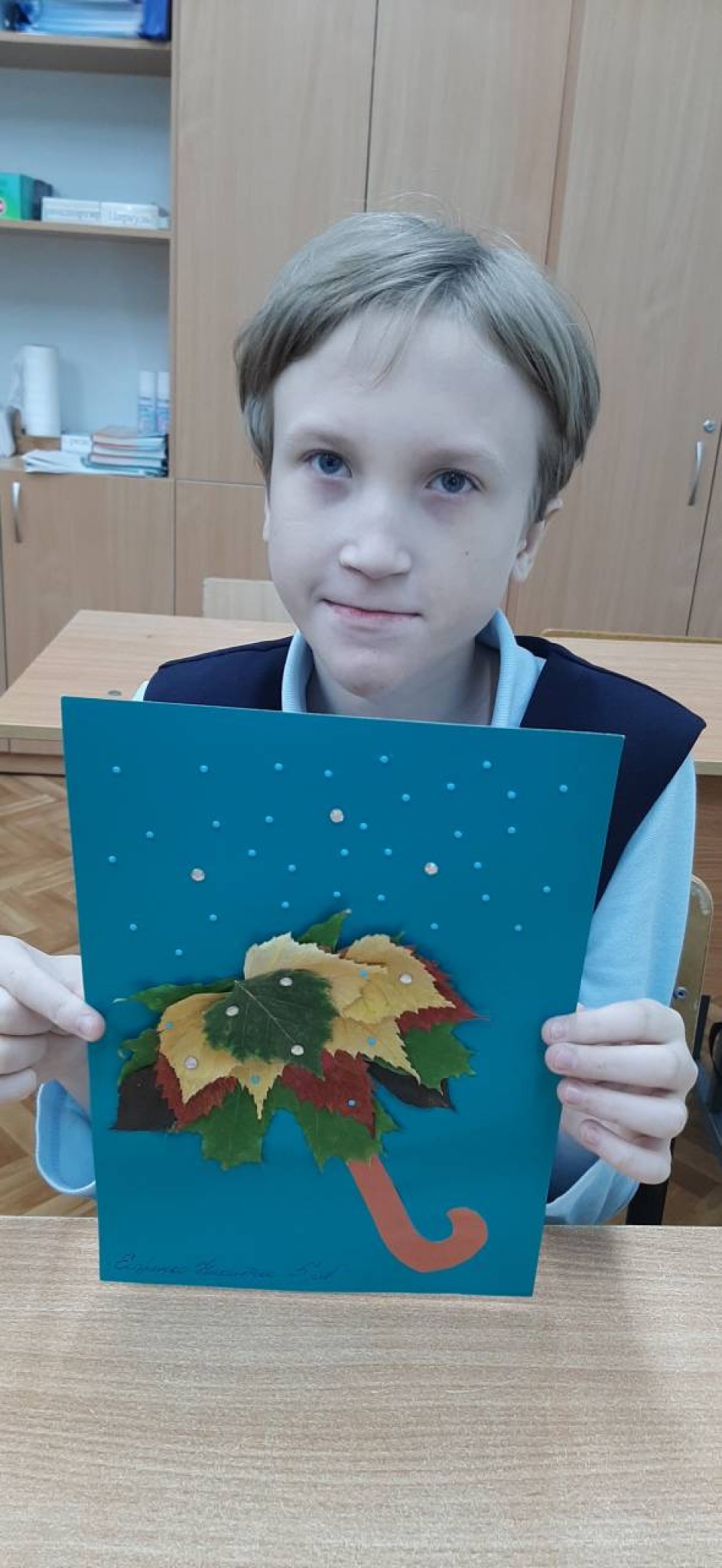 «ЗОНТИК ИЗ ОСЕННИХ ЛИСТЬЕВ СО СТРАЗАМИ»