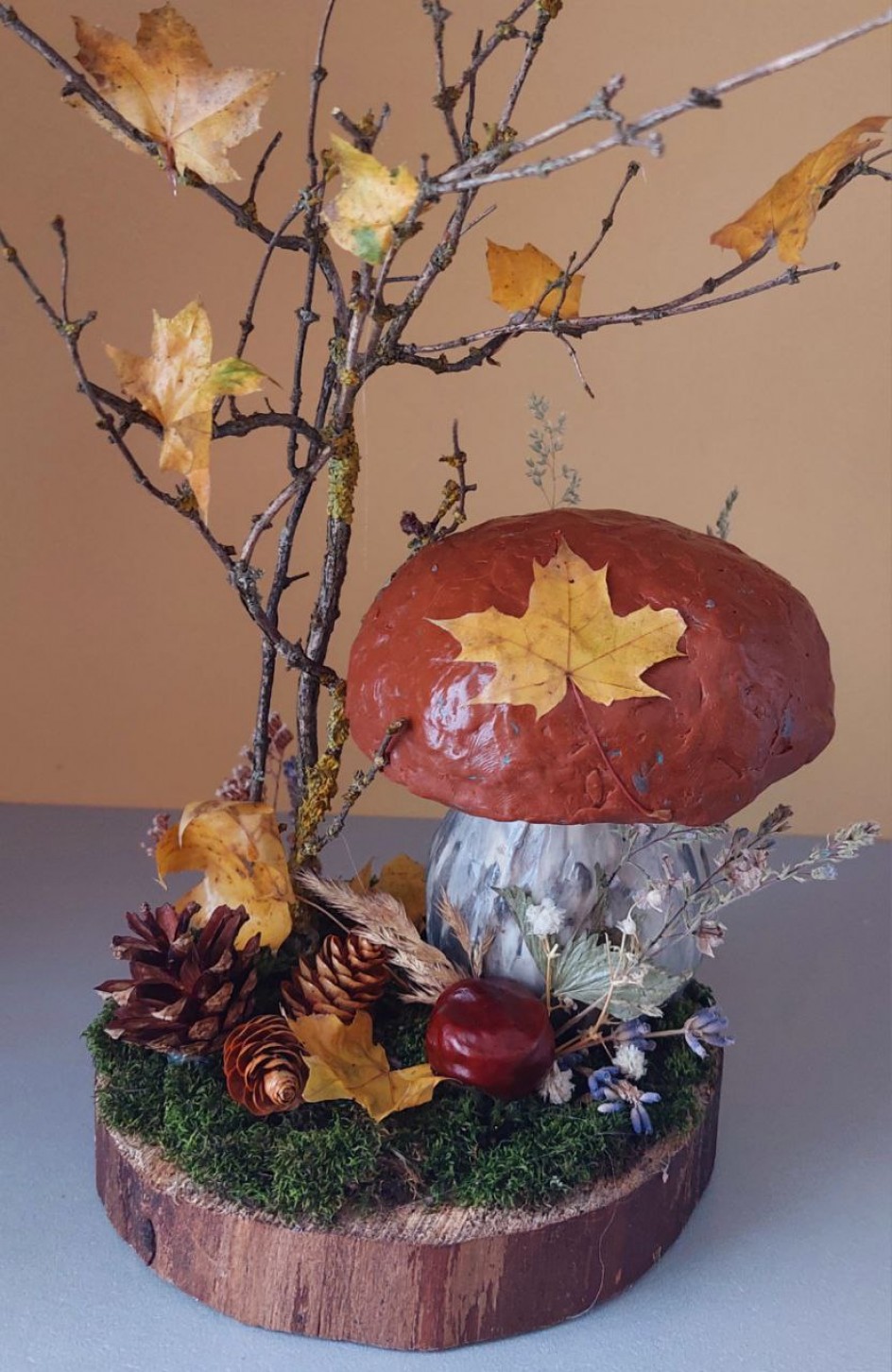 "Гриб-боровик в осеннем лесу"