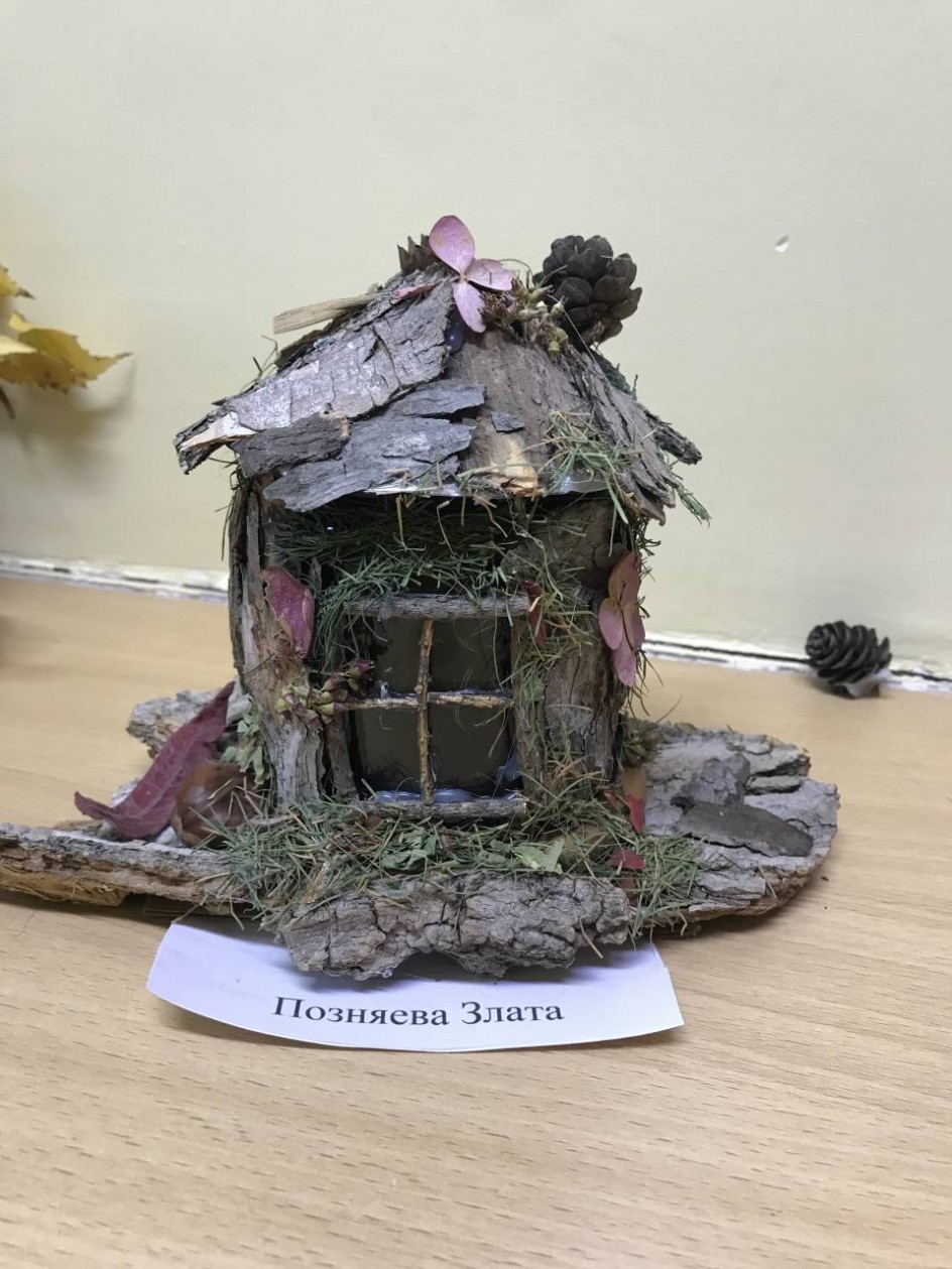 Домик в осеннем лесу