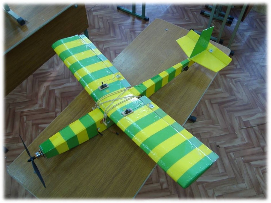Летающая модель самолета для первоначального обучения