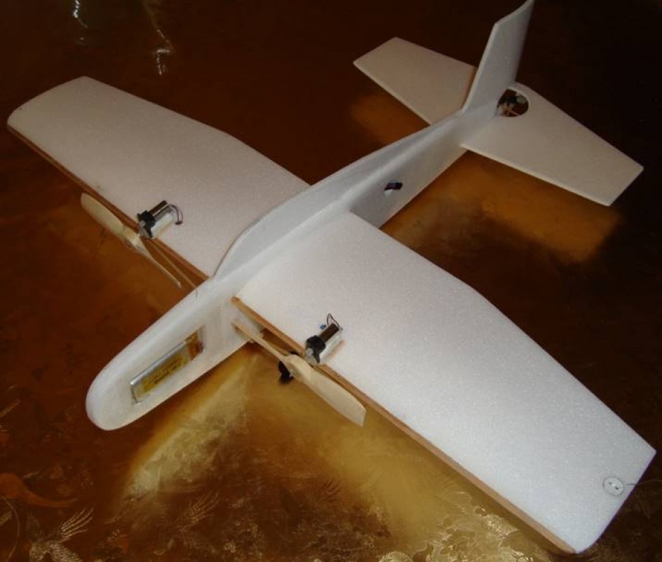 Экспериментальная кордовая ИК-управляемая модель самолета
