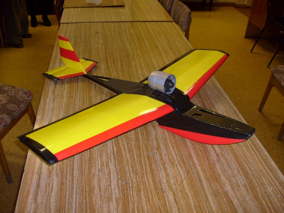 Модель самолета с импеллерной установкой