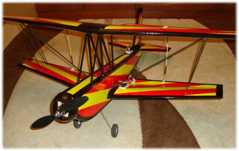 Радиоуправляемая модель "Самолет-биплан".